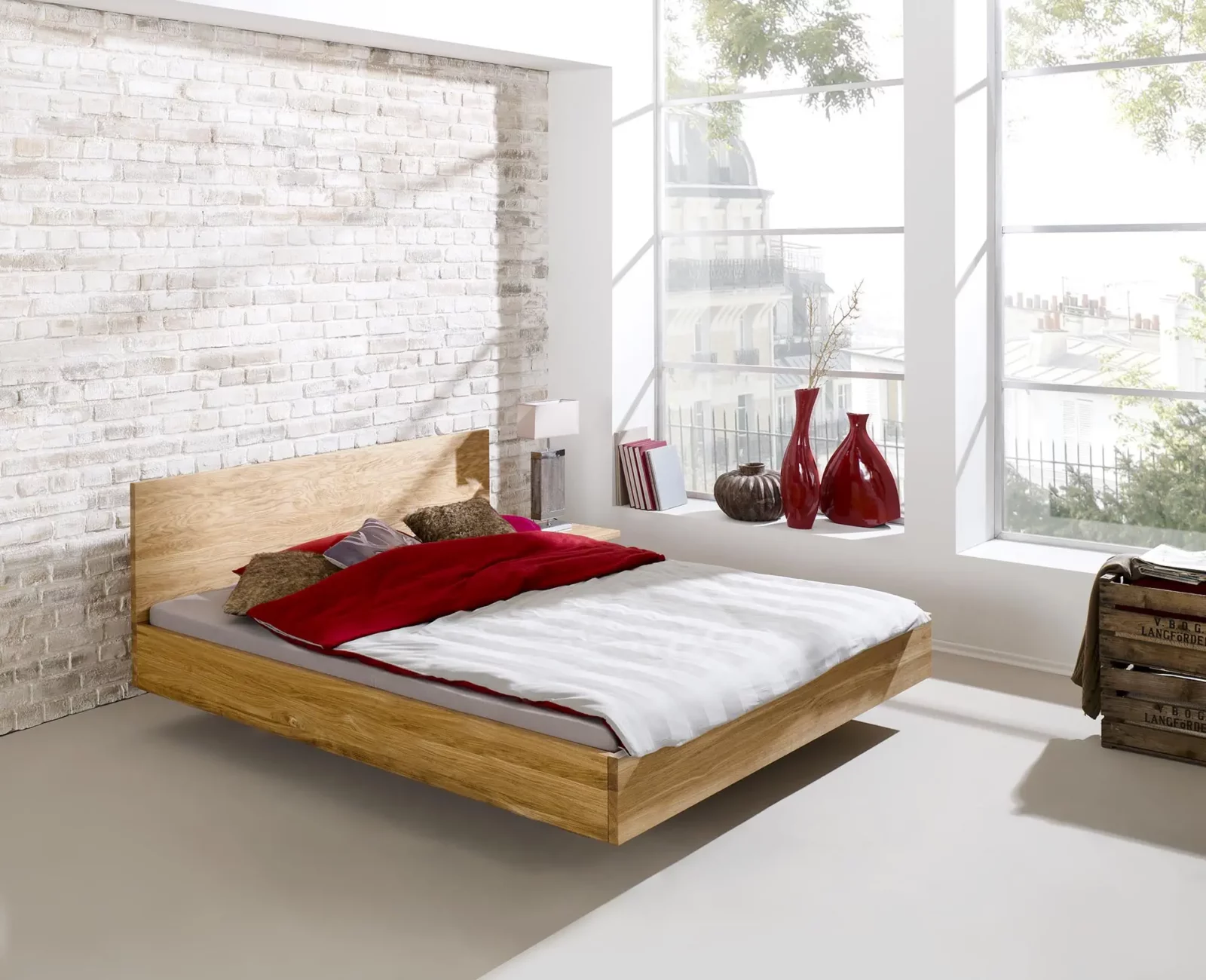Hüsler Nest Bett Onira aus Massivholz mit schlichtem Design.