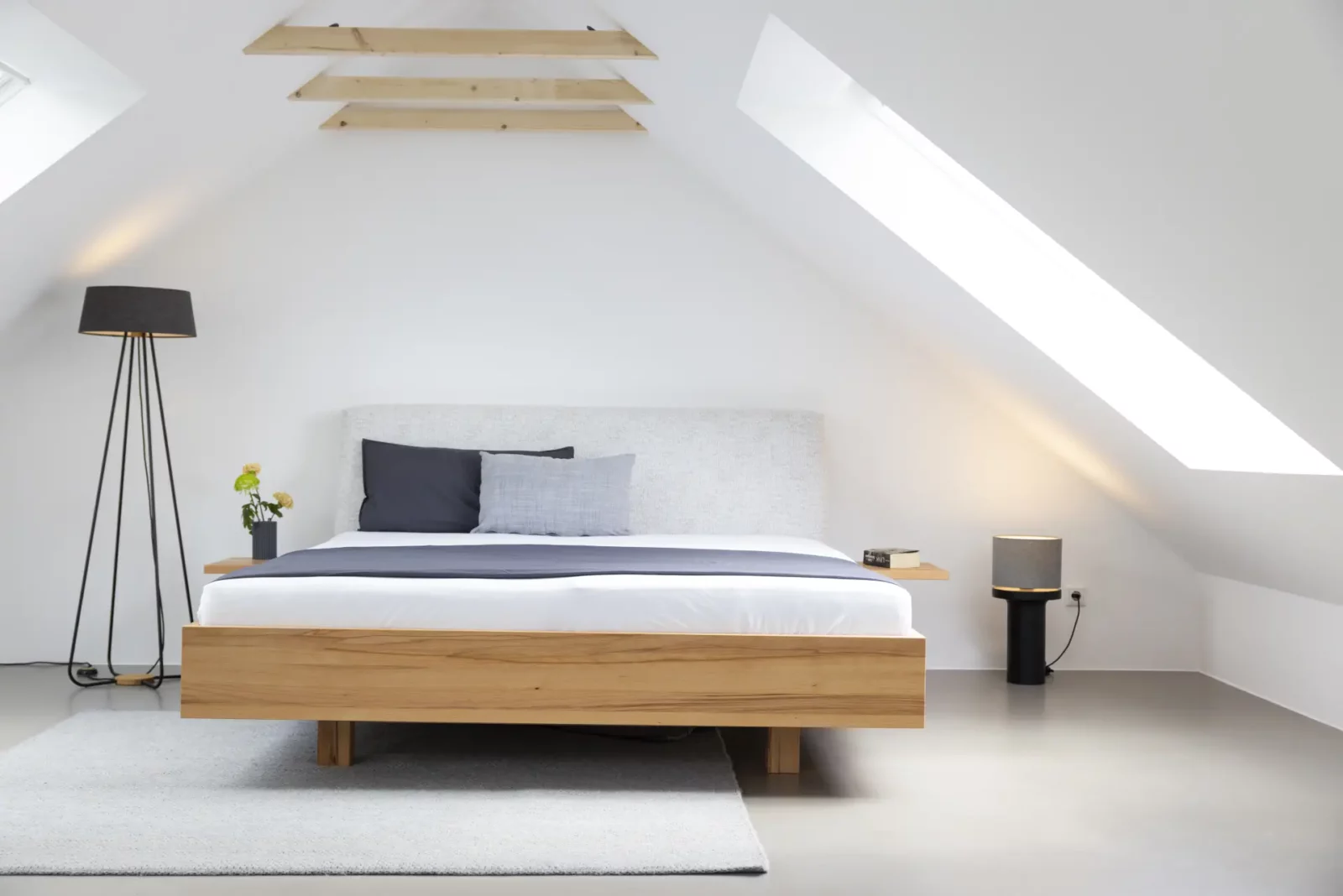 Hüsler Nest Bett Onira, Holzrahmen, gepolstertes Kopfteil, natürliche Holzoptik.
