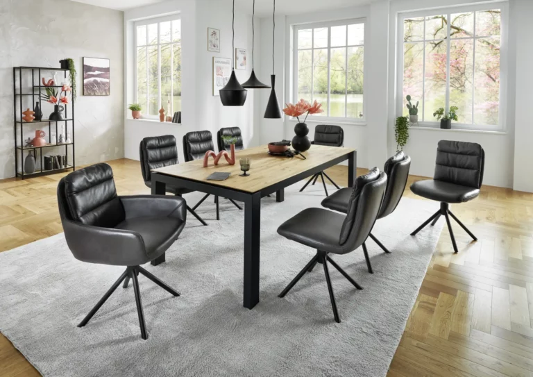 Stuhl Agnes in schwarzem Leder mit drehbarem Metallgestell.
