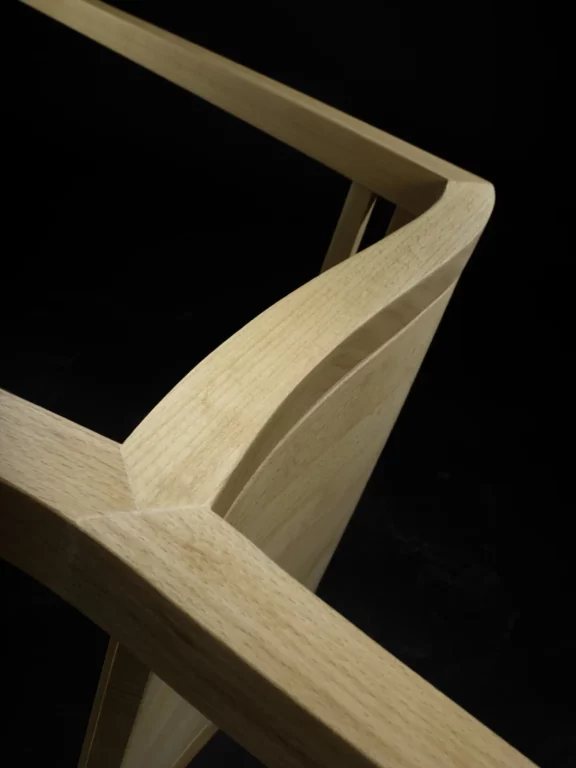 Stuhl Contra aus hellem Holz mit geschwungenen Linien und klarer Form.
