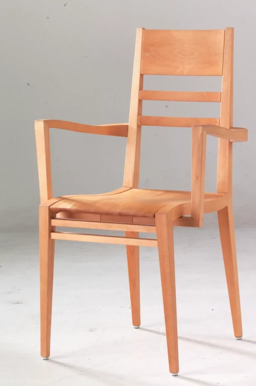 Stuhl Contra aus hellem Holz mit Armlehnen und geradlinigem Design.