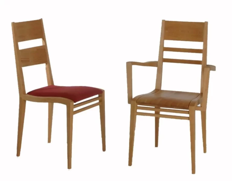 Stuhl Contra aus Holz mit rotem Sitzpolster und Armlehnen.