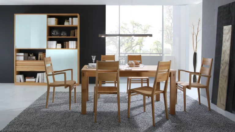 Holzstuhl Contra mit Armlehnen, naturbelassenes Holz, schlichtes Design.