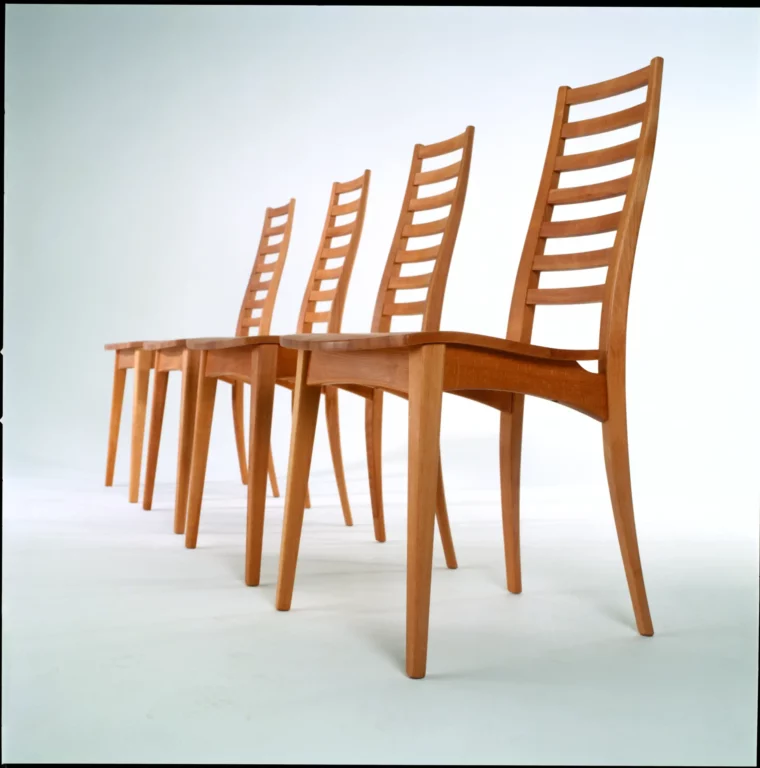 Stuhl Julia aus Holz mit geschwungener Rückenlehne und Sprossendesign.