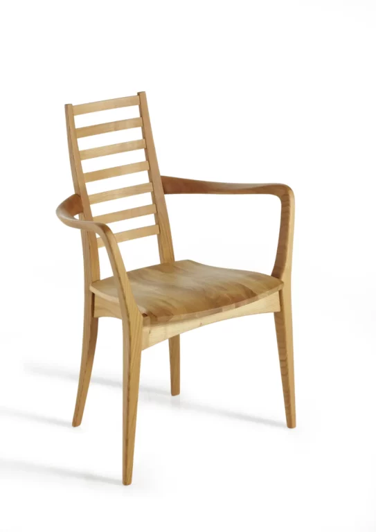 Stuhl Julia aus hellem Holz mit geschwungenen Armlehnen und Lattenrücken.