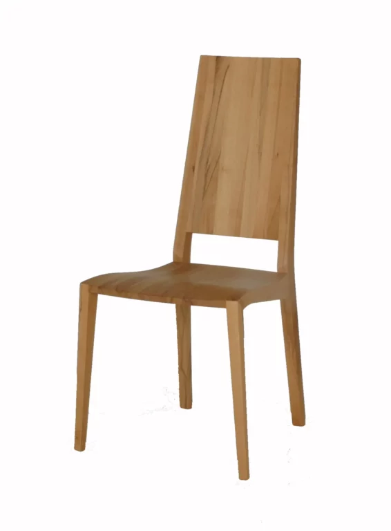 Stuhl Julia aus hellem Holz mit hoher Rückenlehne.