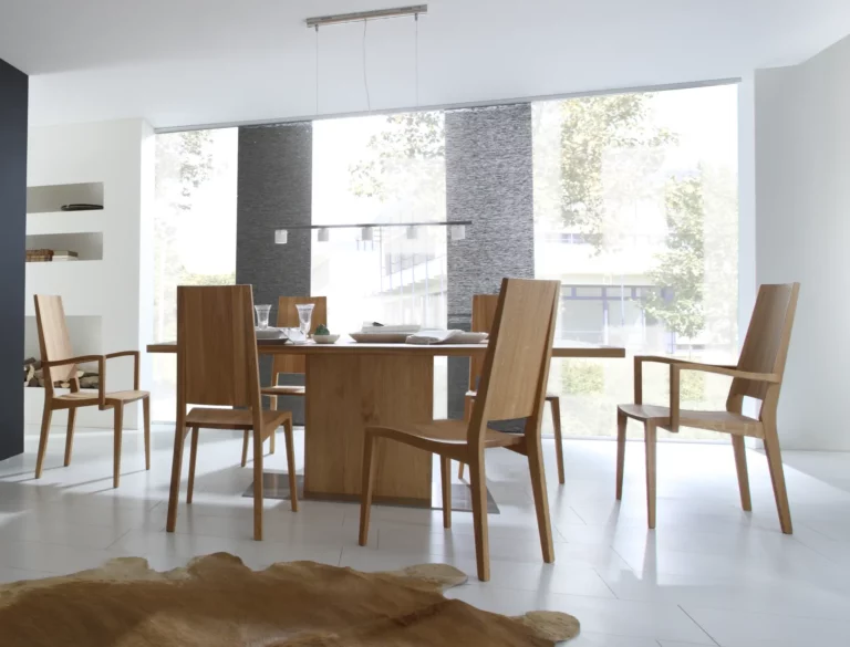Holzstuhl Julia mit Armlehnen, helle Holzoptik, schlichtes Design.