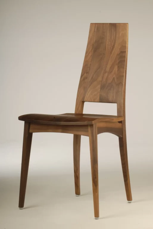Stuhl Julia aus Holz mit geschwungener Rückenlehne und natürlicher Maserung.