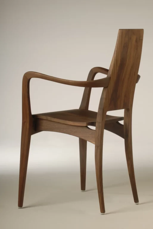 Stuhl Julia aus Holz mit geschwungenen Armlehnen und elegantem Design.