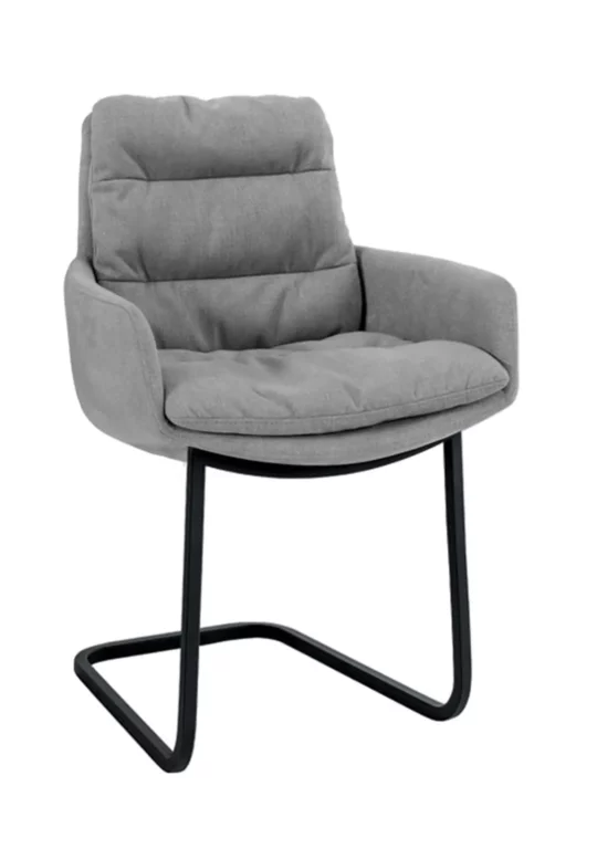 Stuhl Padi, grauer Stoff, schwarzes Metallgestell, gepolsterte Sitzfläche.