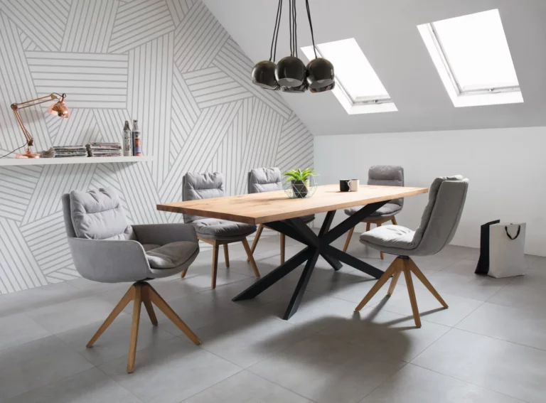 Stuhl Padi 02, grauer Stoff, Holzbeine, modernes Design.