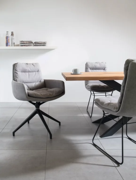 Stuhl Padi 04, grauer Stoff, schwarzes Metallgestell, drehbar.