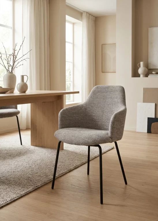 Stuhl Vivo 009 mit grauem Stoffbezug und schwarzen Metallbeinen.
