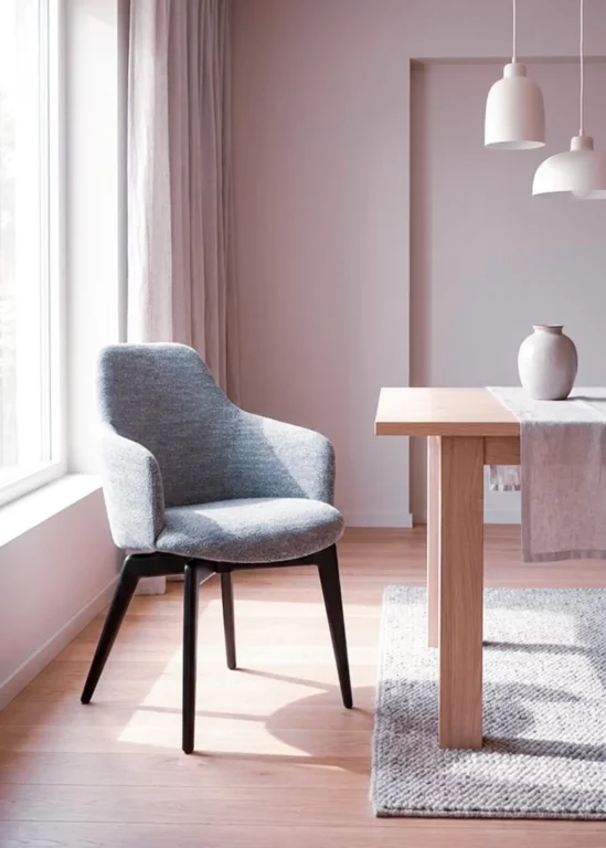 Stuhl Vivo 015, grauer Stoffbezug, schwarze Holzbeine, modernes Design.