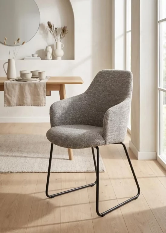 Stuhl Vivo 025, grauer Stoffbezug, schwarzes Metallgestell, modernes Design.