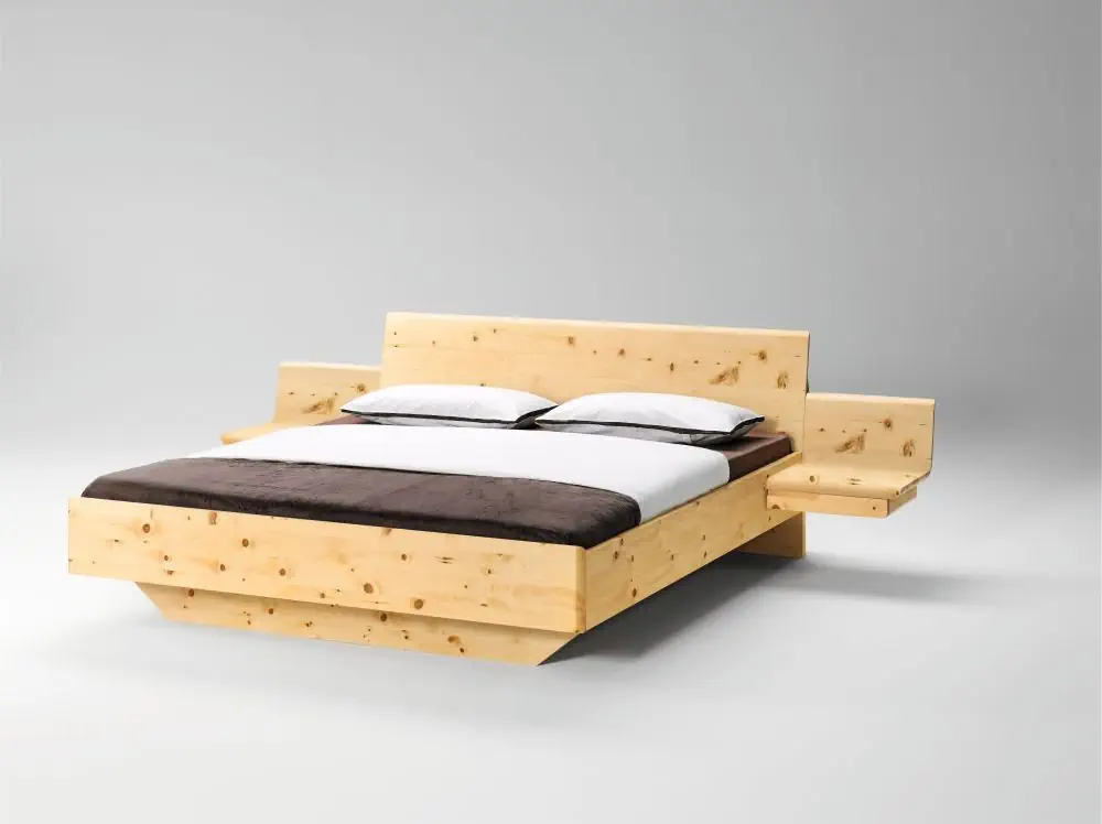 Anrei Tesso Bett aus Zirbenholz mit integriertem Kopfteil und Ablagen.